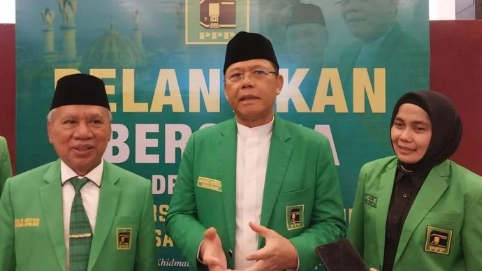Ketua Umum Partai Persatuan Pembangunan (PPP) Muhamad Mardiono (tengah) didampingi Ketua DPW PPP Nusa Tenggara Barat (NTB) Muzihir (kiri) dan Sekretaris DPW PPP NTB, Sitti Ari (kanan) usai melantik Pengurus DPW PPP NTB dan DPC PPP Kabupaten/Kota di NTB periode 2026-2031 di Mataram, Sabtu, 4 Juli 2026
