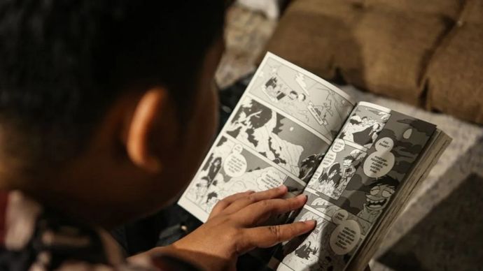 Pengunjung membaca komik Si Juki x Black Jack: Operasi di Kyokarta saat peluncuran di Gramedia Jalma, Blok M, Jakarta, Jumat, 19 September 2025. Komik Si Juki x Black Jack: Operasi di Kyokarta tersebut untuk pertama kalinya menjadi karya kolaborasi antara komik Indonesia dan manga Jepang yang mempertemukan karakter Si Juki dengan karakter Black Jack karya legendaris dari Osamu Tezuka dengan memadukan humor satir khas Indonesia dan pesan kemanusiaan dari manga Jepang sebagai simbol diplomasi budaya.