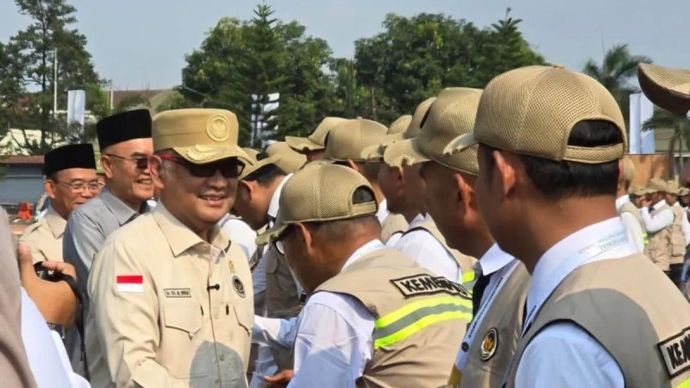 Menteri Haji dan Umrah Mochamad Irfan Yusuf menyalami peserta Rakernas Evaluasi Penyelenggaraan Ibadah Haji di Asrama Haji Pondok Gede, Jakarta, Sabtu, 4 Juli 2026