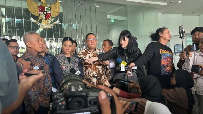 Dody Abdul Kadir, Franka Makarim dan Ari Yusuf Amir, tim kuasa hukum Nadiem Makarim memberikan keterangan kepada wartawan usai membuat laporan di Komisi Yudisial, Jakarta