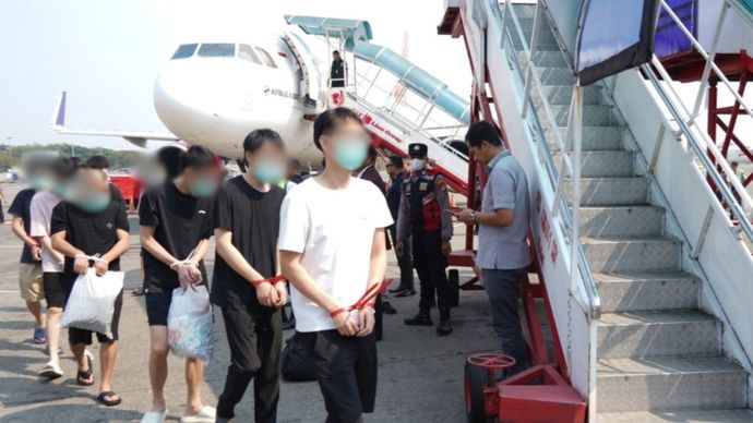Imigrasi Deportasi dan Tangkal Seumur Hidup 92 WN Tiongkok Sindikat Penipuan Investasi Batam