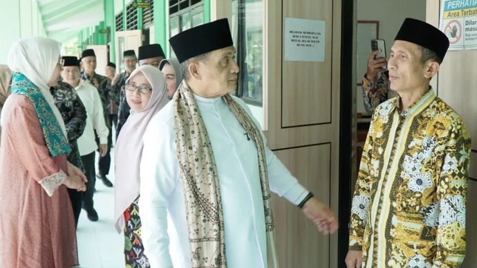 Wakil Menteri Agama (Wamenag) Romo Muhammad Syafi'i (dua dari kanan) saat meninjau progres pelaksanaan program PHTC di MTs Negeri 9 Cirebon, Jawa Barat.