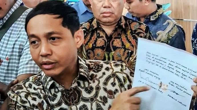 Menteri Kehutanan (Menhut) Raja Juli Antoni menunjukkan tanda terima dan notulensi penyerahan amplop putih miliki Bupati Kuansing Suhardiman Amby yang telah ditandatangani di atas materai kepada media saat konferensi pers di Jakarta, Jumat, 3 Juli 2026.