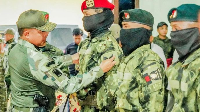 Panglima TNI Jenderal TNI Agus Subiyanto (kiri) memberikan kenaikan pangkat luar biasa kepada personelnya di markas Yonif 754/ENK Timika, Papua Tengah, Minggu, 5 Juli 2026.
