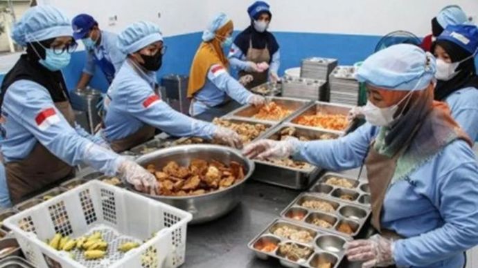 Arsip - Petugas menyiapkan sajian menu Makan Begizi Gratis (MBG) di Satuan Pelayanan Pemenuhan Gizi (SPPG) Polda Kalimantan Tengah, Palangka Raya. 