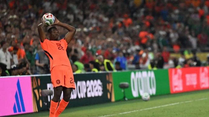Arsip foto - Pesepak bola Timnas Belanda Denzel Dumfries melakukan lemparan ke dalam saat melawan Timnas Maroko dalam pertandingan babak 32 besar Piala Dunia 2026 di Stadion Monterrey, Guadalupe, Meksiko, Senin, 29 Juni 2026 waktu setempat
