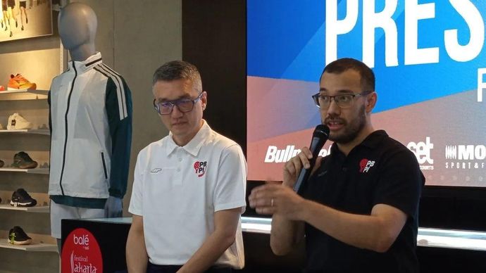 Waketum I Perkumpulan Besar Padel Indonesia (PBPI) Mochtar Sarman (kiri) dan Ketua Hubungan Internasional PBPI Maximiliano Velasco Baratawidjaja, berbicara dalam konferensi pers persiapan penyelenggaraan FIP Bronze-Promises Jakarta 2026,