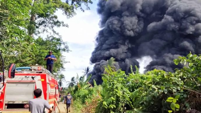 Petugas pemadam kebakaran memadamkan kobaran api di sumur tradisional yang meledak di Desa Lhok Lemak, Kecamatan Darul Ihsan, Kabupaten Aceh Timur