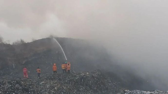 Petugas dari BPBD melakukan peroses pemadaman tethadap tupukan samah yang terbakar di TPA Jatiwaringin, Mauk, Kabupaten Tangerang, Banten pada Rabu, 1 Juli 2026