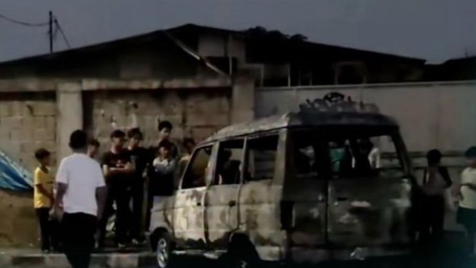 Mobil hangus terbakar di Ciputat Timur, Tangerang Selatan. 