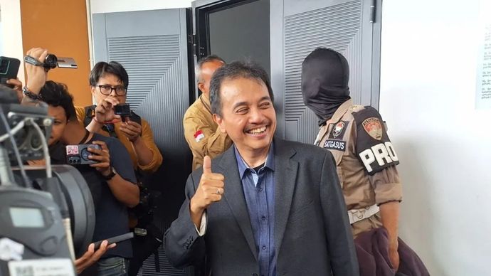 Tersangka kasus dugaan fitnah dan pencemaran nama baik terkait keaslian ijazah Presiden ke-7 RI Joko Widodo (Jokowi), Roy Suryo menghadiri sidang putusan praperadilan di Pengadilan Negeri Jakarta Selatan, Selasa, 7 Juni 2026.