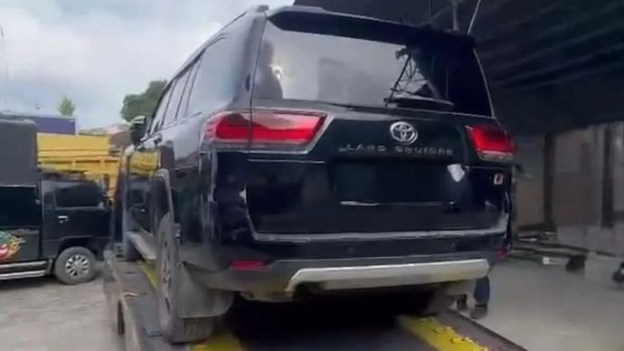 Satu unit mobil Toyota Land Cruiser 300 GR-S senilai Rp2,05 miliar yang menjadi salah satu barang bukti kasus dugaan suap jual beli jabatan di lingkungan Pemerintah Kabupaten Kuantan Singingi (Kuansing), Riau, yang ditemukan Komisi Pemberantasan Korupsi di Pematangsiantar, Sumatera Utara, Sabtu, 4 Juli 2026. 