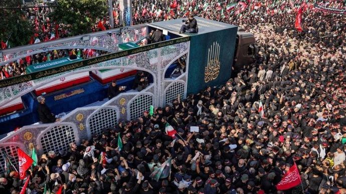 Orang-orang menghadiri prosesi pemakaman mendiang pemimpin tertinggi Iran Ali Khamenei di Teheran, Iran, pada 6 Juli 2026