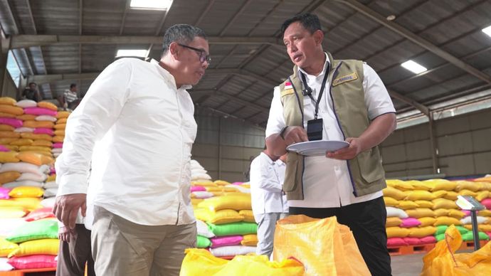 Direktur Utama Perum BULOG Ahmad Rizal Ramdhani (kanan) memeriksa kualitas beras saat kunjungan kerja ke Gudang BULOG Argapura, Jayapura, Papua, Senin, 6 Juli 2026, guna memastikan kesiapan stok dan kelancaran distribusi pangan di wilayah Papua