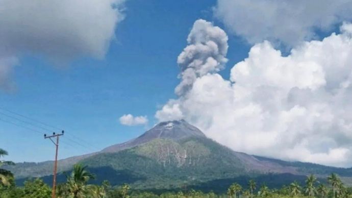 Arsip foto - Gunung Lewotobi Laki-laki meletus, melontarkan kolom abu hingga sekitar 1,2 kilometer dari atas puncak di Kabupaten Flores Timur, Nusa Tenggara Timur, Rabu, 22 April 2026