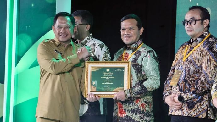 Menteri Dalam Negeri Muhammad Tito Karnavian (kiri) menghadiri sekaligus menyerahkan Anugerah Adinata Syariah 2026 kepada sejumlah pemerintah daerah berprestasi