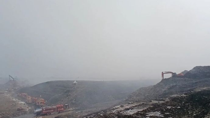 Sejumlah kendaraan dannalat berat saat beraktivitas melakukan pemadaman di area TPA Jatiwaringin, Mauk, Kabupaten Tangerang, Banten pada Selasa, 7 Juli 2026.