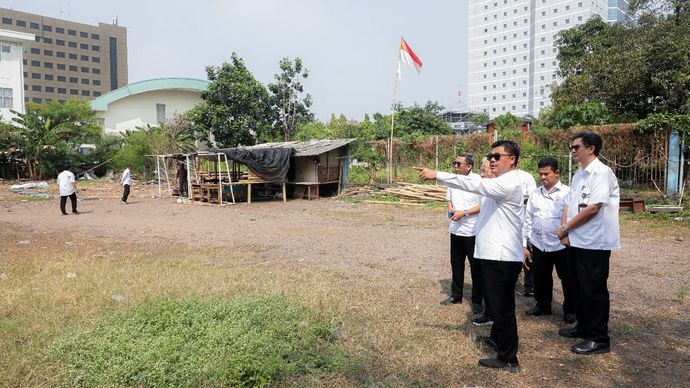 Wamensesneg Juri Ardiantoro bersama jajaran direksi PPK Kemayoran meninjau lokasi yang ditelantarkan di kawasan Kemayoran Jakarta, Senin, 6 Juli 2026