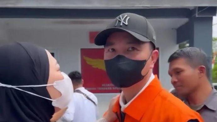 Mantan Bupati Rejang Lebong Muhammad Fikri Thobari (memakai masker) saat berada di Rutan Kelas IIB Malabero Kota Bengkulu, Selasa, 7 Juli 2026