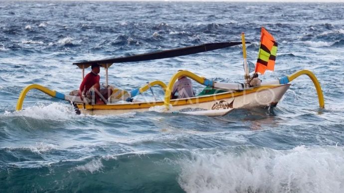 Ilustrasi: Nelayan melaut menggunakan perahu tradisional di tengah gelombang tinggi disertai angin kencang di Pantai Kusamba, Klungkung, Bali, Minggu, 10 Mei 2026.