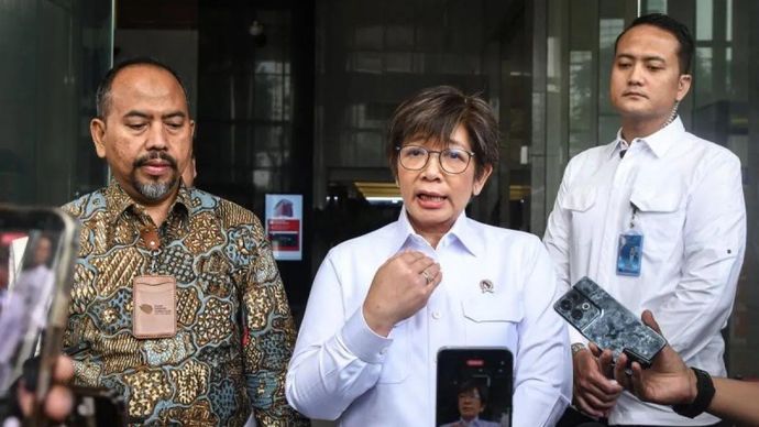 Wakil Kepala Badan Gizi Nasional Agustina Arumsari (tengah) dan Deputi Bidang Pencegahan dan Monitoring KPK Aminudin (kiri) menyampaikan keterangan usai melakukan audiensi di Gedung Merah Putih KPK, Jakarta, Selasa, 7 Juli 2026. KPK menerima audiensi Badan Gizi Nasional yang membahas pengawasan dan pencegahan korupsi dalam pelaksanaan program Makan Bergizi Gratis (MBG