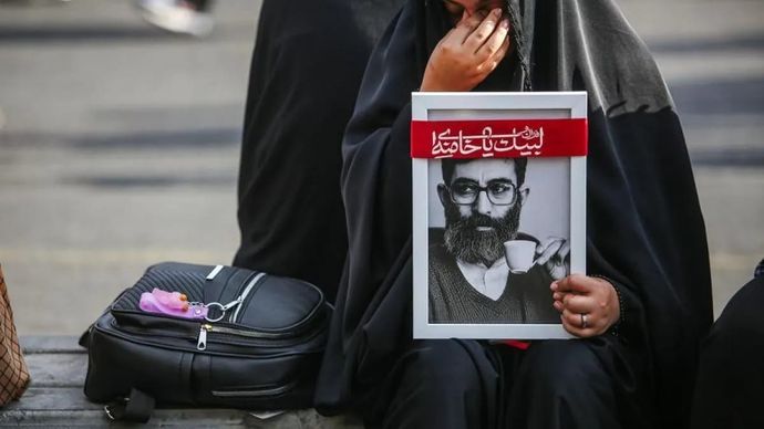 Seorang perempuan yang sedang berduka menghadiri prosesi pemakaman mendiang pemimpin tertinggi Iran Ali Khamenei di Teheran, Iran, pada 6 Juli 2026