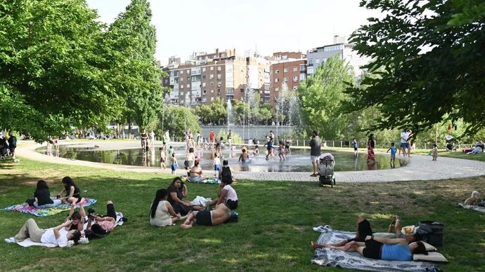 Orang-orang mendinginkan diri di dalam air di tengah gelombang panas di sebuah taman di Madrid, Spanyol, 24 Mei 2026.