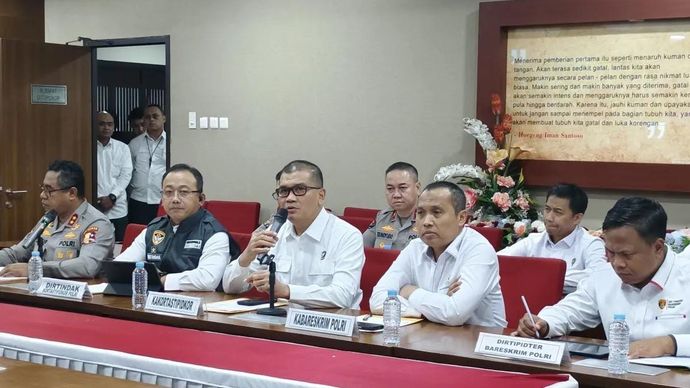 Jajaran Kortastipidkor Polri dan Kabareskrim Polri Komjen Pol. Syahardiantono (kedua dari kanan) memberikan keterangan dalam konferensi pers di Gedung Bareskrim Polri, Jakarta, Senin, 6 Juli 2026.