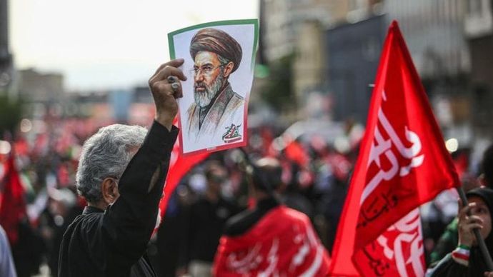 Orang-orang menghadiri prosesi pemakaman mendiang pemimpin tertinggi Iran Ali Khamenei di Teheran, Iran, pada 6 Juli 2026