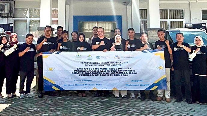 Tim peneliti Hibah Penelitian Kemdiktisaintek 2026 berfoto bersama usai pelaksanaan Focus Group Discussion (FGD) terkait penelitian strategi komunikasi politik pemerintah dalam penanganan pekerja migran Indonesia yang menjadi korban online scammer di Kamboja, di BP3MI Sumatera Utara