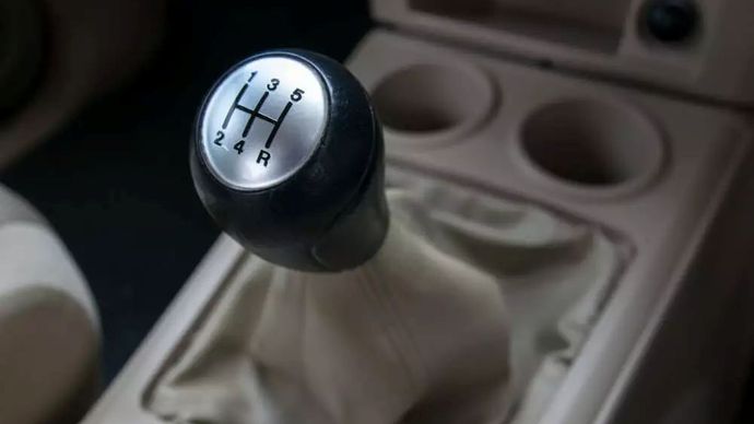 Tuas transmisi mobil manual. (Foto: Istimewa) 