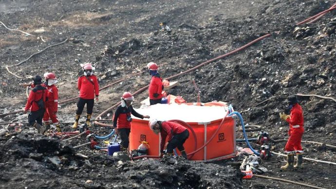 Personil Manggala Agni Kementerian Kehutanan melakukan pemadaman darat kebakaran TPA Jatiwaringin, Tangerang, Banten, Selasa, 7 Juli 226