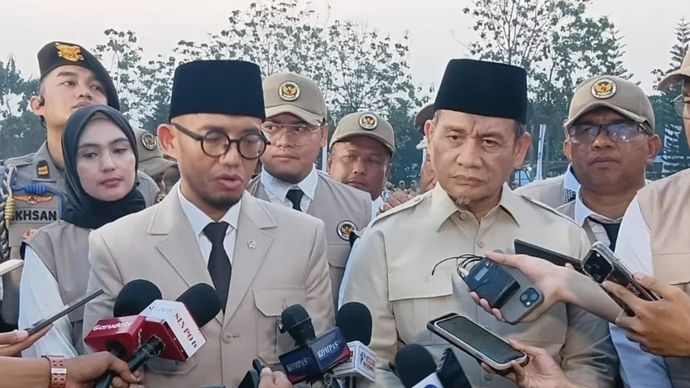 Wakil Menteri Haji dan Umrah Dahnil Anzar Simanjuntak (kiri) dan Wakil Menteri Agama Romo Muhammad Syafi'i (kanan) saat penutupan Rakernas Evaluasi Penyelenggaraan Ibadah Haji di Asrama Haji Pondok Gede, Jakarta, Senin, 6 Juli 2026. 
