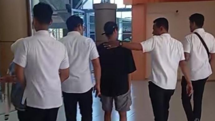 Santri Korban Pembakaran di Lombok Dicegat Polisi di Bandara