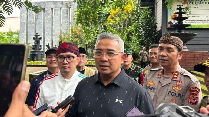 Wali Kota Bandung Muhammad Farhan saat memberikan keterangan di Kota Bandung, Jawa Barat.