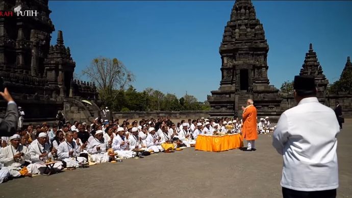 Perdana Menteri (PM) India Narendra Modi mengikuti prosesi doa Shinta Pooja di Candi Siwa, Kompleks Candi Prambanan, Sleman, Daerah Istimewa Yogyakarta (DIY)