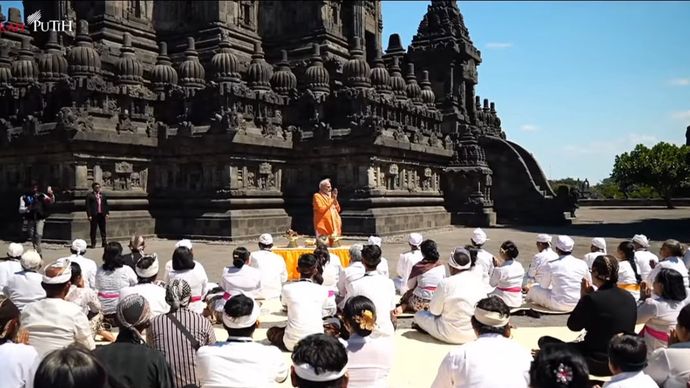 Perdana Menteri (PM) India Narendra Modi mengikuti prosesi doa Shinta Pooja di Candi Siwa, Kompleks Candi Prambanan, Sleman, Daerah Istimewa Yogyakarta (DIY)