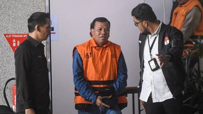 Bupati Kuantan Singingi Suhardiman Amby (tengah) berjalan usai menjalani pemeriksaan di Gedung Merah Putih KPK, Jakarta, Rabu, 1 Juli 2026. 