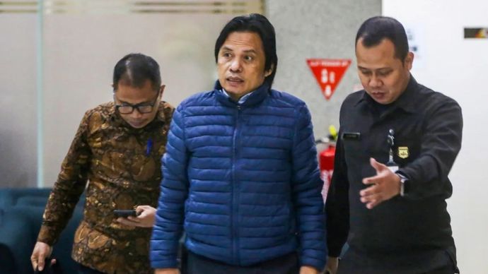 Tersangka kasus dugaan gratifikasi dalam pengadaan barang dan jasa Ma'ruf Cahyono (tengah) berjalan keluar usai menjalani pemeriksaan di Gedung Merah Putih KPK, Jakarta, Kamis, 25 Juni 2026. KPK memeriksa Sekretaris Jenderal MPR RI periode 2019-2022 tersebut sebagai tersangka kasus dugaan gratifikasi dalam pengadaan barang dan jasa di lingkungan Sekretariat Jenderal MPR RI.