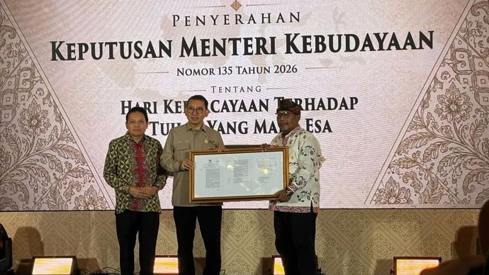 Direktur Jenderal Pelindungan Kebudayaan dan Tradisi Kementerian Kebudayaan Restu Gunawan (kiri), Menteri Kebudayaan Fadli Zon (tengah), Ketua Majelis Luhur Kepercayaan Indonesia Pusat (MLKI) Naen Soeryono (kanan) dalam acara simbolis penyerahan Surat Keputusan Menteri Kebudayaan Nomor 135 Tahun 2026 tentang Hari Kepercayaan Terhadap Tuhan Yang Maha Esa yang digelar di Jakarta pada Senin, 6 Juli 2026