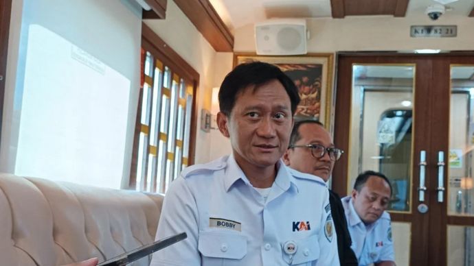 Direktur Utama PT Kereta Api Indonesia (Persero) Bobby Rasyidin saat berdiskusi dengan awak media saat perjalan Kereta Luar Biasa (KLB) Kereta Wisata, Rabu, 8 Juli 2026.