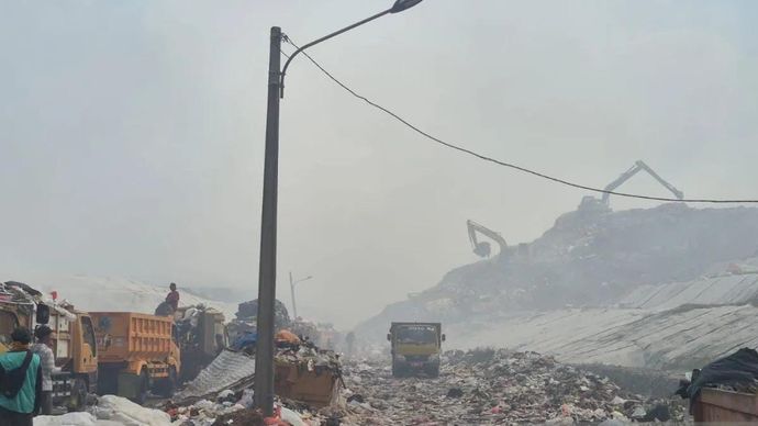 Sejumlah kendaraan pengangkut sampah menganteri untuk menyimpan matrial di TPA Jatiwaringin, Mauk, Kabupaten Tangerang, Banten, pada, 2 Juli 2026