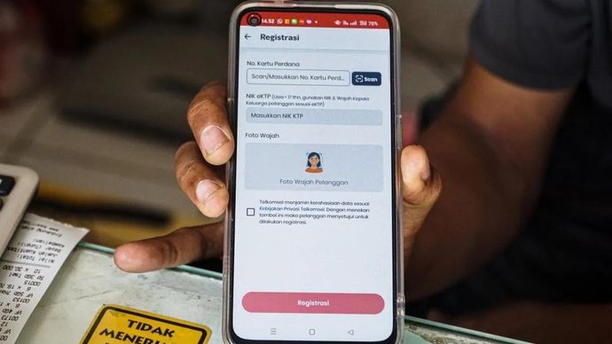 Penjual menunjukkan tampilan aplikasi registrasi kartu SIM baru dengan fitur verifikasi biometrik wajah pada telepon seluler di sebuah gerai penjualan kartu perdana di Mampang Prapatan, Jakarta, Kamis, 2 Juli 2026. Registrasi kartu SIM baru menggunakan verifikasi biometrik wajah diberlakukan secara nasional mulai 1 Juli 2026 bagi pelanggan baru sebagai upaya mencegah penyalahgunaan identitas