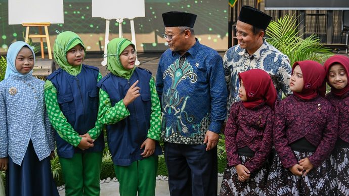Menteri Pendidikan Dasar dan Menengah Abdul Mu'ti berdialog dengan anak-anak saat menghadiri Kegiatan Sarasehan Pendidikan di Muhammadiyah Sapen Universal School (MSUS), Daerah Istimewa Yogyakarta, Minggu, 5 Juli 2026. Dalam kesempatan tersebut, Kemendikdasmen menegaskan komitmennya memperkuat Pendidikan Anak Usia Dini (PAUD), termasuk layanan kelompok bermain dan penitipan anak, sebagai bagian dari implementasi Wajib Belajar 13 Tahun.