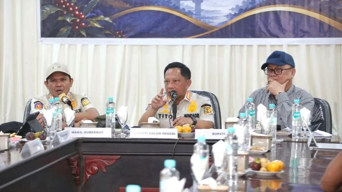 Menteri Dalam Negeri (Mendagri) sekaligus Ketua Satuan Tugas (Kasatgas) Percepatan Rehabilitasi dan Rekonstruksi (PRR) Pascabencana Sumatera Muhammad Tito Karnavian (tengah) hadiri usai Rapat Koordinasi (Rakor) Percepatan Rehabilitasi dan Rekonstruksi Pemulihan Pascabencana Hidrometeorologi yang berlangsung di Aula Pendopo Bupati Bener Meriah, Aceh, Selasa, 7 Juli 2026.