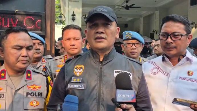 Kepala Kortas Tipidkor Mabes Polri, Irjen Totok Suharyanto (tengah)