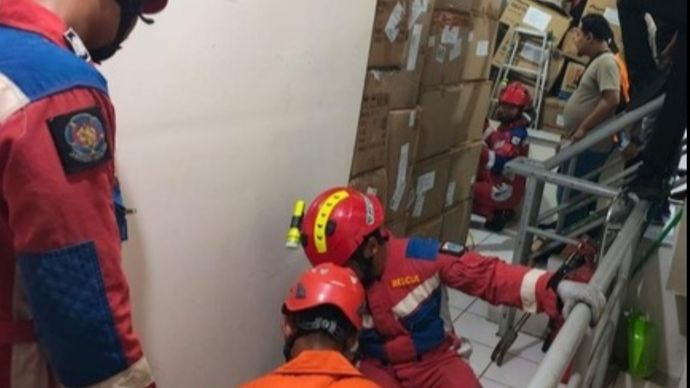 Pria tewas terjepit lift barang di Roxy, Jakarta Pusat. 