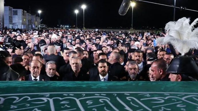 Presiden Iran Masoud Pezeshkian (tengah), Menteri Luar Negeri Iran Abbas Araghchi, Perdana Menteri Irak Ali al-Zaidi, Ketua Dewan Kehakiman Tertinggi Irak Faiq Zidan, dan Menteri Luar Negeri Irak Fuad Hussein menyambut kedatangan jenazah mendiang Pemimpin Tertinggi Iran Ayatollah Ali Khamenei di Bandara Internasional Najaf di Najaf, Irak, pada Rabu, 8 Juli 2026. 