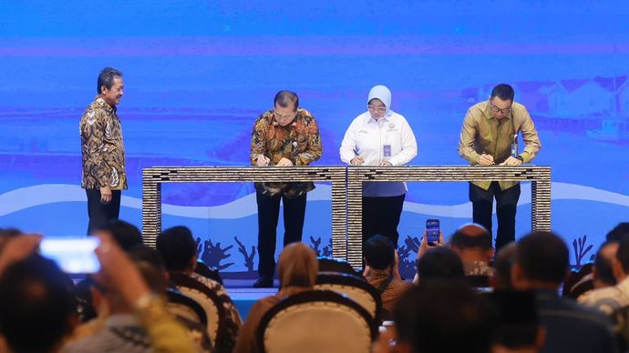 Penandatanganan nota kesepahaman antara KKP dengan mitra yang dilakukan oleh Direktur Utama PLN Darmawan Prasodjo (kanan), Gubernur Nusa Tenggara Barat, Lalu Muhammad Iqbal (kedua dari kiri), Bupati Mempawah sekaligus Ketua Asosiasi Pemerintah Daerah Kepulauan dan Pesisir Seluruh Indonesia (Aspeksindo), dan Erlina Ria Norsan (kedua dari kanan) disaksikan oleh Menteri Kelautan dan Perikanan, Sakti Wahyu Trenggono (kiri) pada Kamis (2/7). Dalam kesempatan ini PLN menandatangani MoU tentang penyediaan tenaga listrik dan kerja sama strategis di bidang kelautan dan perikanan.