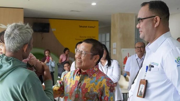 Menteri Koordinator (Menko) Bidang Pemberdayaan Masyarakat (PMK) Muhaimin Iskandar (tengah) berinteraksi dengan warga di sela meninjau layanan JKN di RSUP Ngoerah, Denpasar, Bali, Rabu, 8 Juli 2026